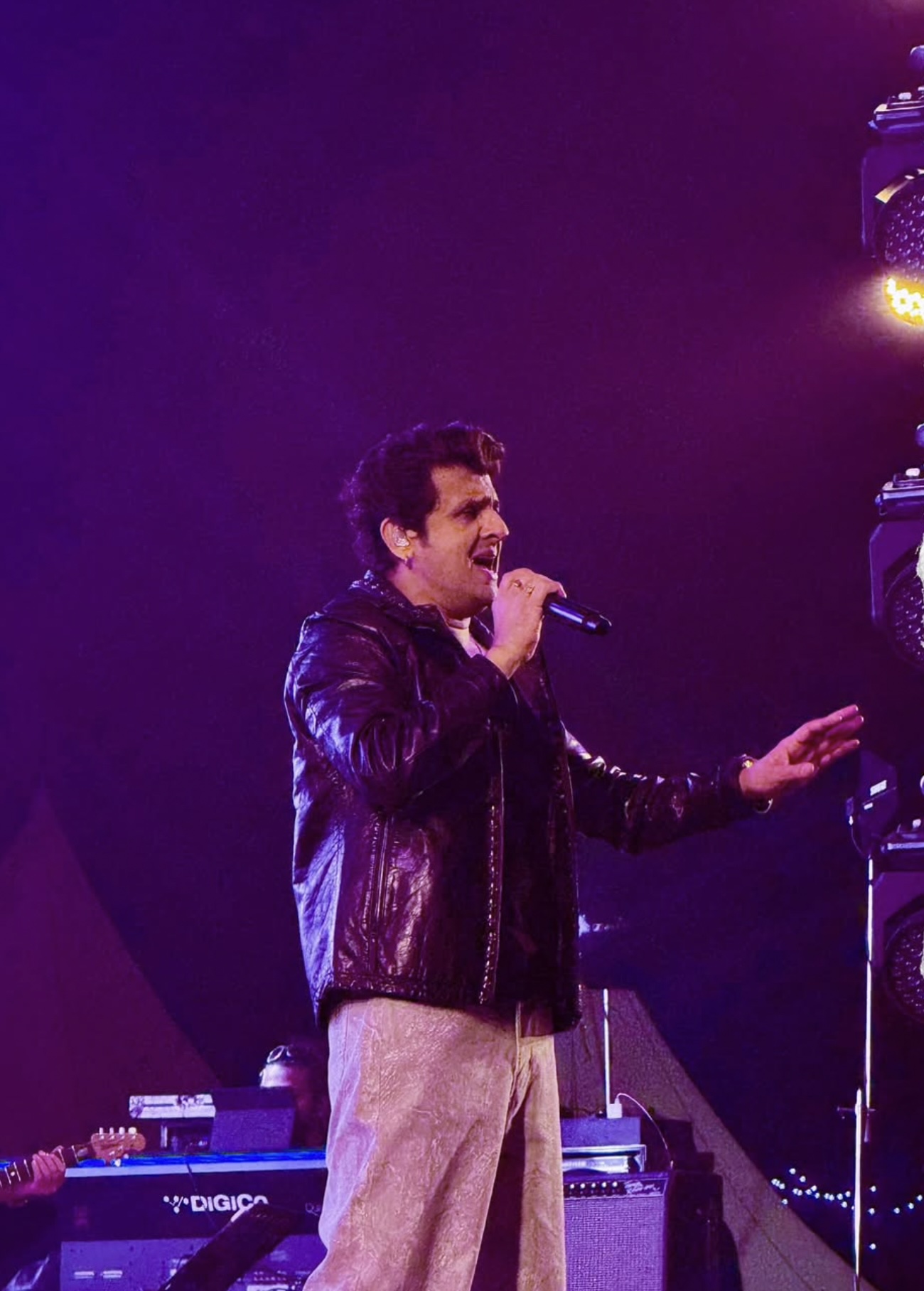 Sonu Nigam performing live on the CEREBREXIA 2025 stage at IGIMS Patna