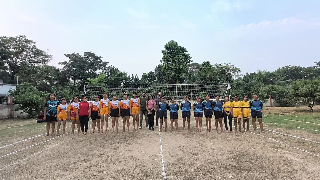 A women's volleyball team at CEREBREXIA 2025