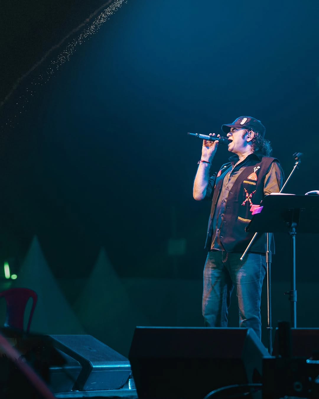 Sonu Nigam performing on the CEREBREXIA 2025 stage at IGIMS Patna